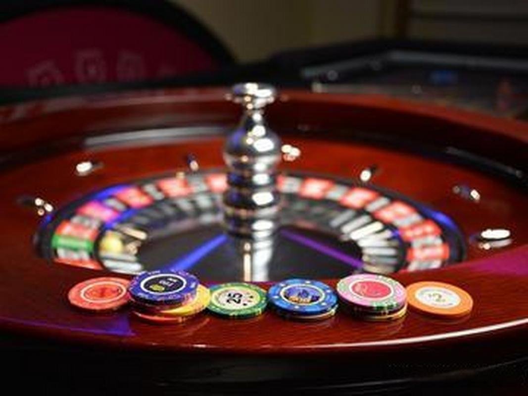 Tampilan meja blackjack dengan dealer langsung di studio kasino profesional